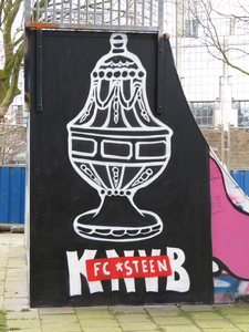 829681 Afbeelding van graffiti met de KNVB-voetbalbeker en de tekst KNVB FC*STEEN , op de zijkant van de skate-halfpipe ...